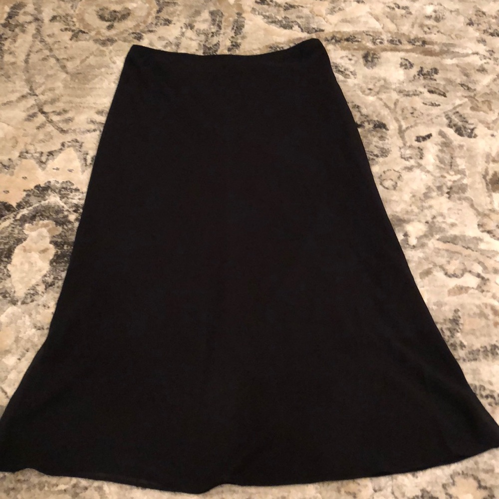 Elastic knee length black skirt.